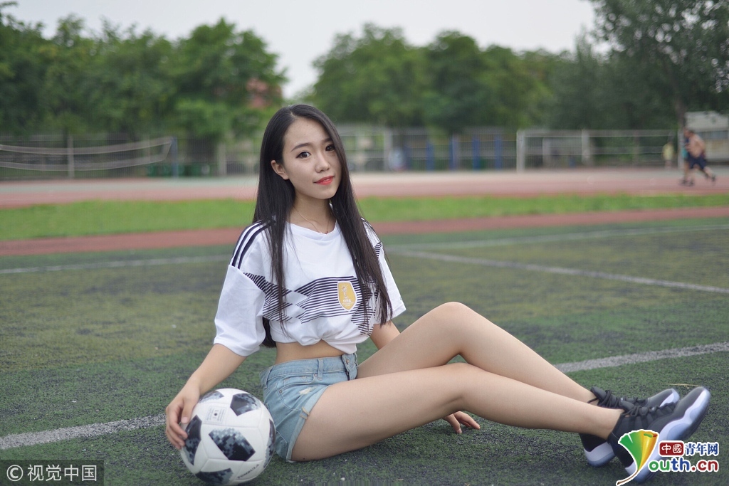 2018俄罗斯世界杯:甜美少女球场拍摄写真 动感