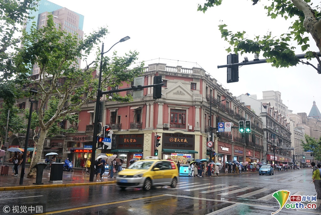 上海入梅降阵雨 游客冒雨游外滩