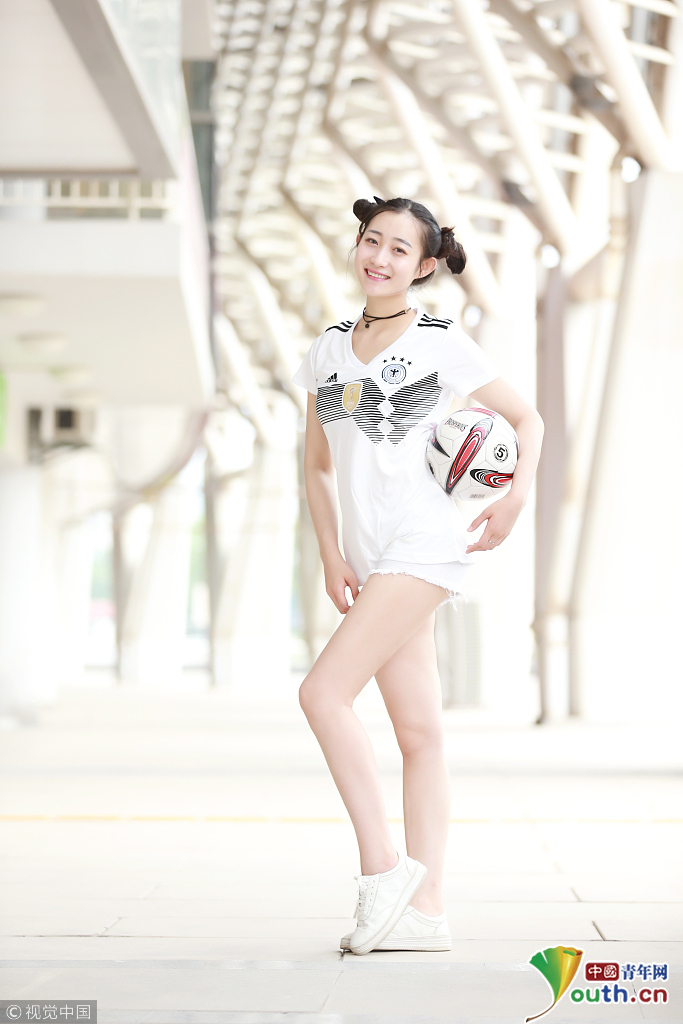 2018俄罗斯世界杯:甜美女生演绎足球宝贝 助威