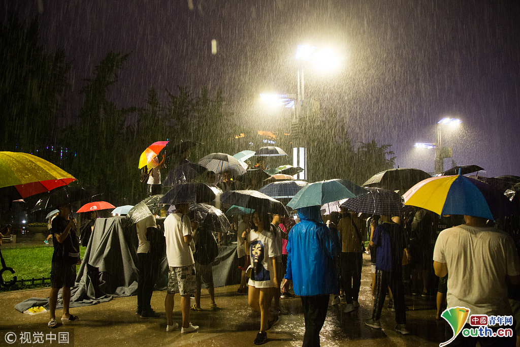 2018汤普森中国行济南站:球迷夜晚冒暴雨等待