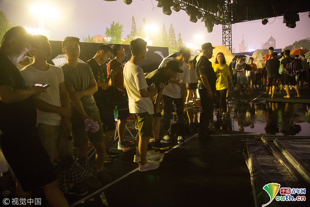 2018汤普森中国行济南站:球迷夜晚冒暴雨等待