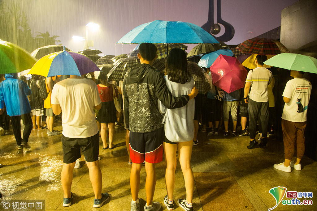 2018汤普森中国行济南站:球迷夜晚冒暴雨等待