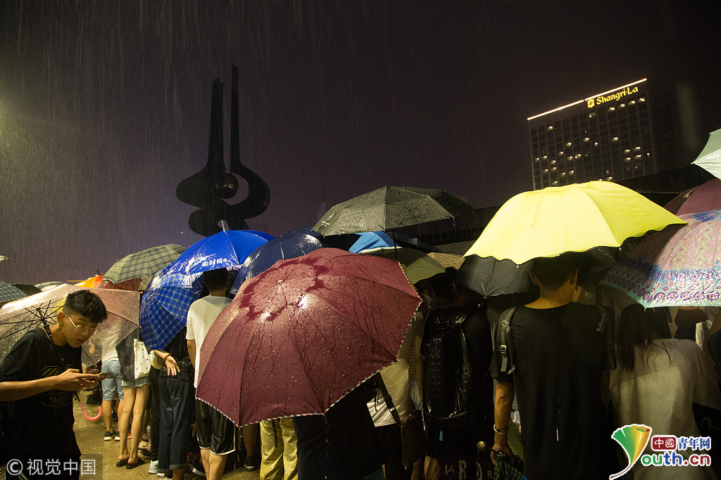 2018汤普森中国行济南站:球迷夜晚冒暴雨等待