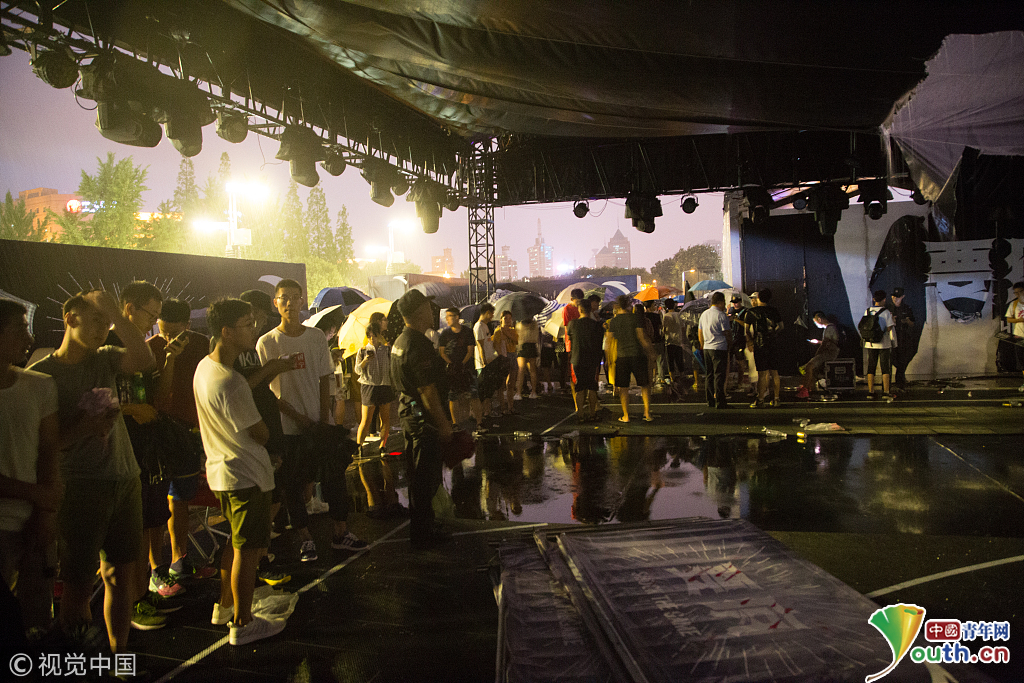 2018汤普森中国行济南站:球迷夜晚冒暴雨等待