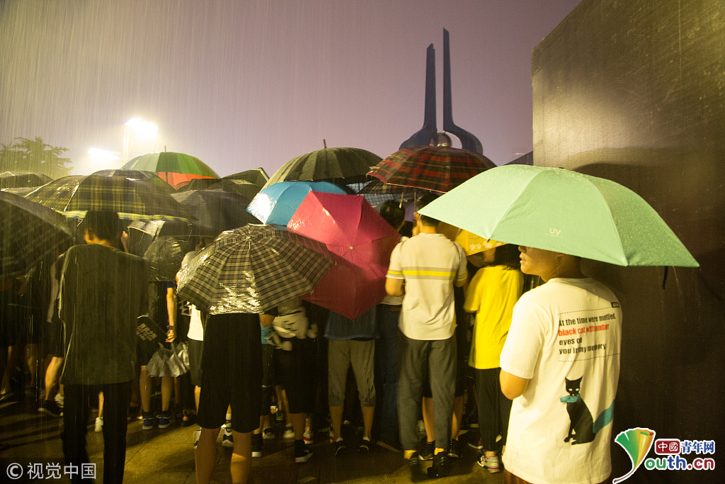 2018汤普森中国行济南站:球迷夜晚冒暴雨等待