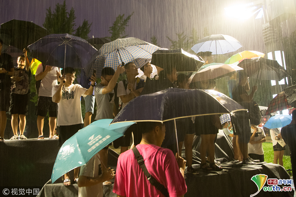 2018汤普森中国行济南站:球迷夜晚冒暴雨等待