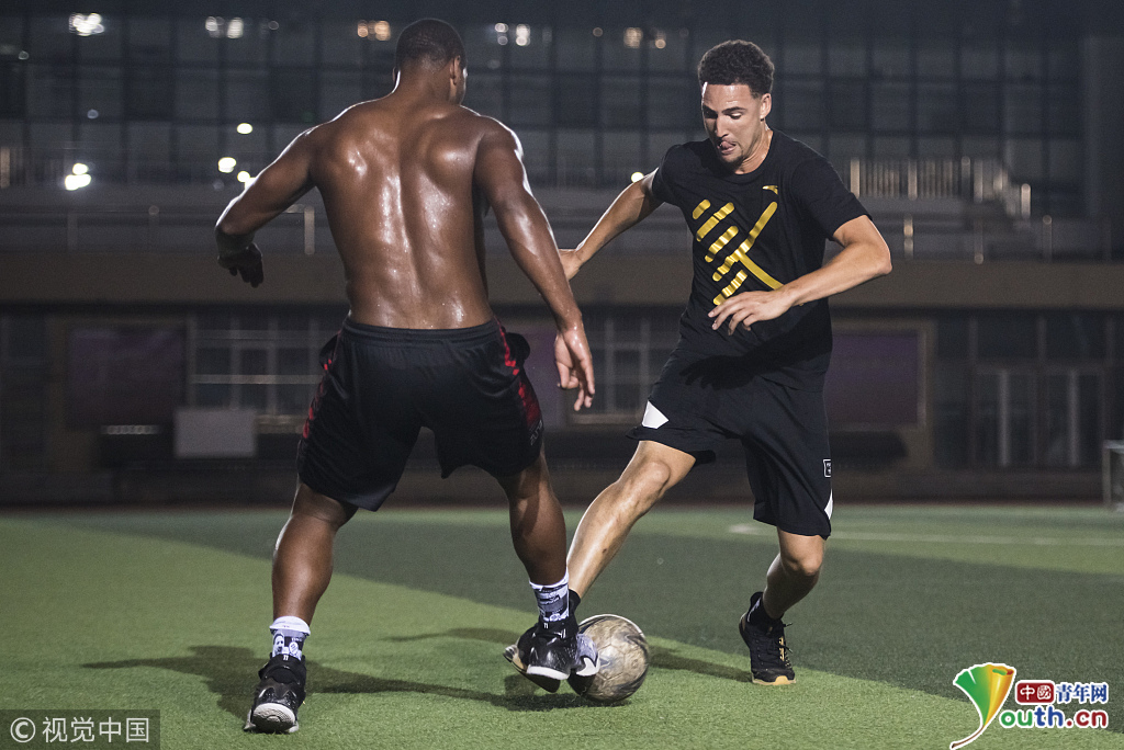 2018汤普森中国行:克雷足球场大秀脚法 佛祖过