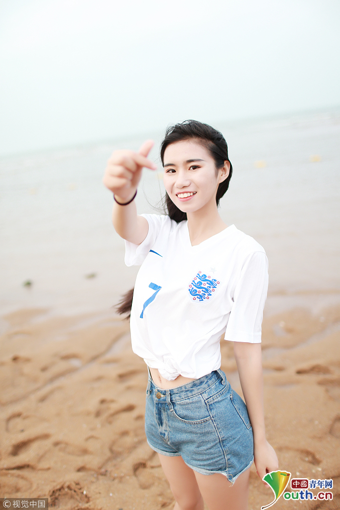 2018俄罗斯世界杯:英格兰足球宝贝海边写真 助