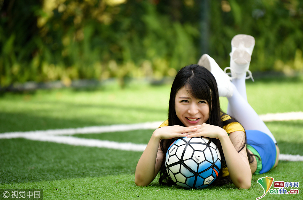 2018俄罗斯世界杯:足球宝贝身穿队服秀颠球 助