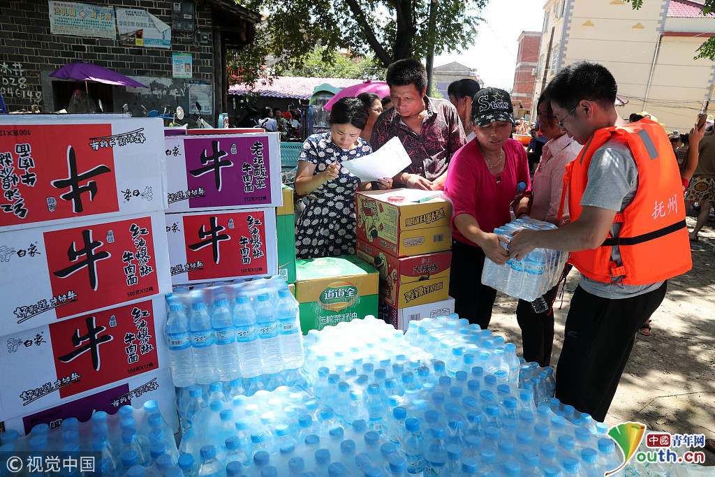 江西东乡:暴雨洪水致村庄成泽国 党员干部奋战