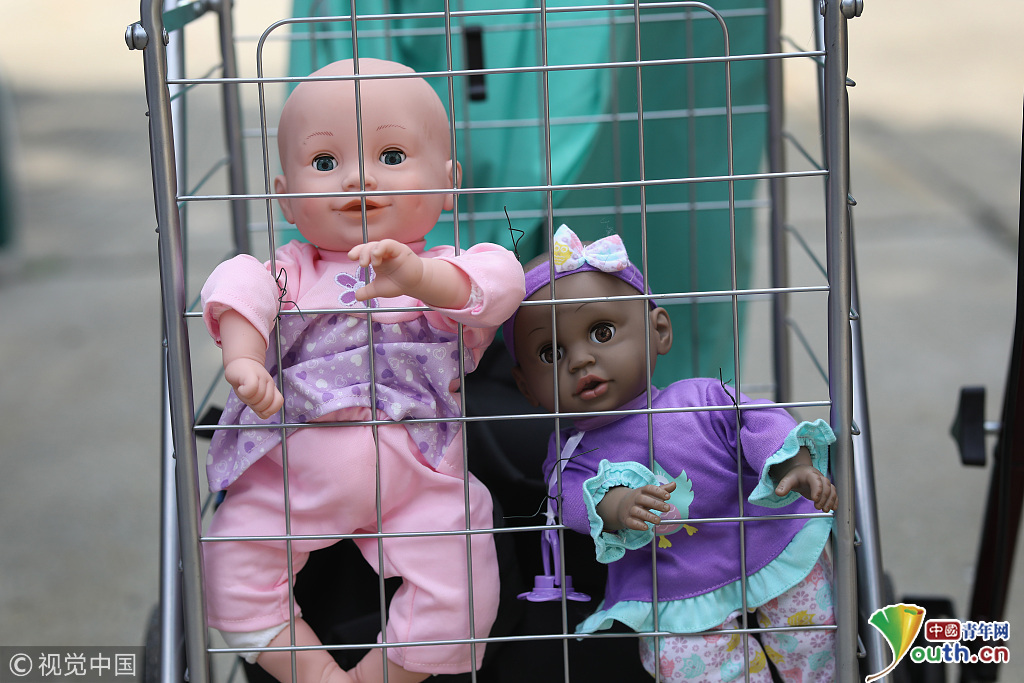 美国骨肉分离移民政策余波汹涌 家长带孩子法