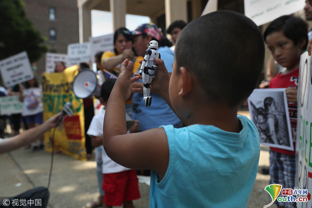 美国骨肉分离移民政策余波汹涌 家长带孩子法
