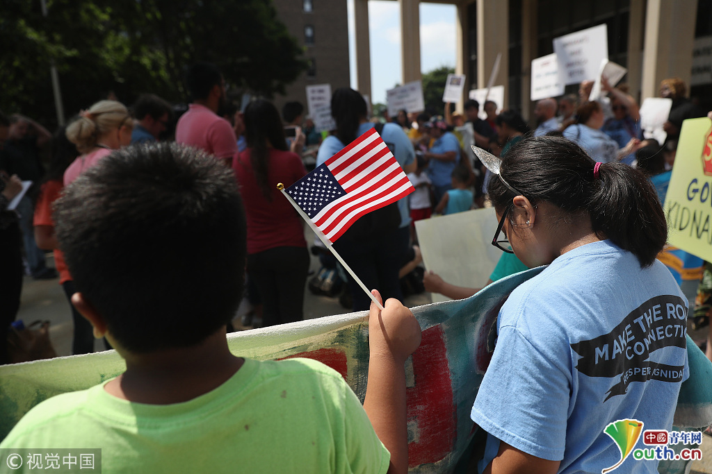 美国骨肉分离移民政策余波汹涌 家长带孩子法