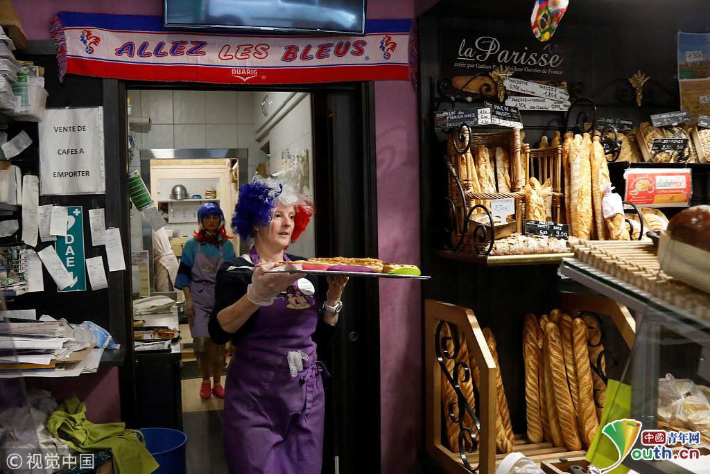 法国糕点师制作特色甜点助威本国球队 颜色似