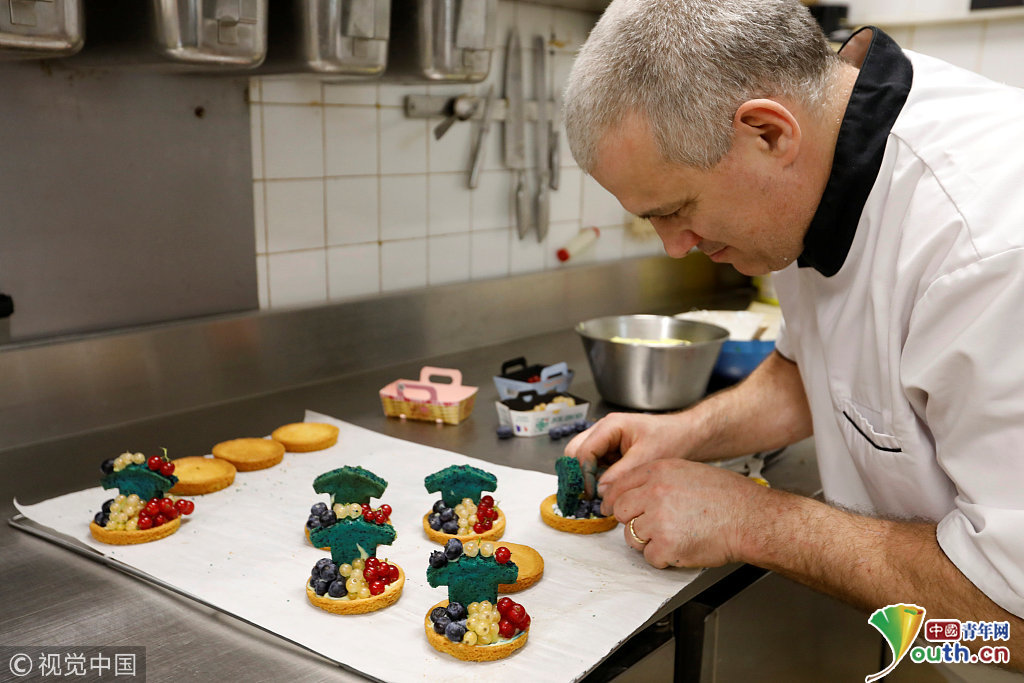 法国糕点师制作特色甜点助威本国球队 颜色似