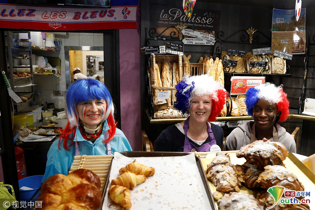 法国糕点师制作特色甜点助威本国球队 颜色似