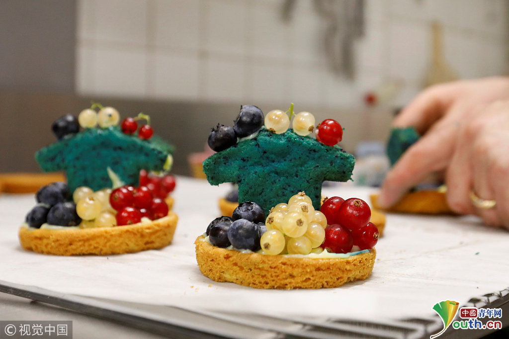 法国糕点师制作特色甜点助威本国球队 颜色似