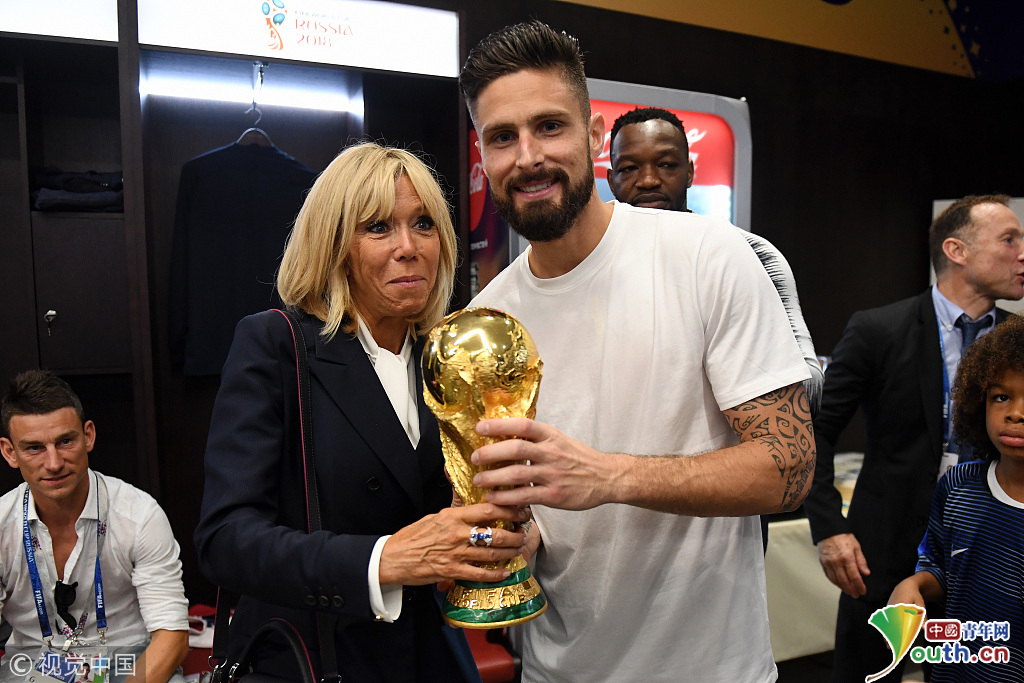 2018俄罗斯世界杯决赛:法国队夺冠 更衣室庆祝