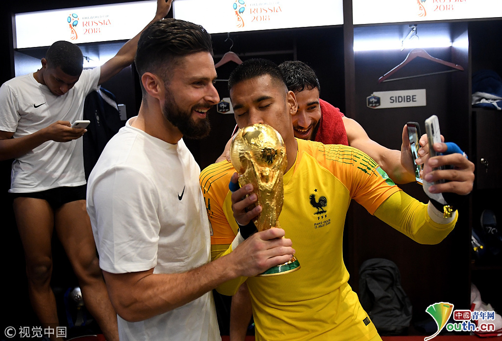 2018俄罗斯世界杯决赛:法国队夺冠 更衣室庆祝