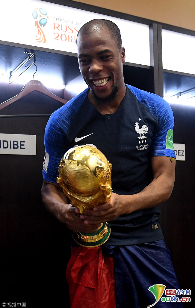 2018俄罗斯世界杯决赛:法国队夺冠 更衣室庆祝