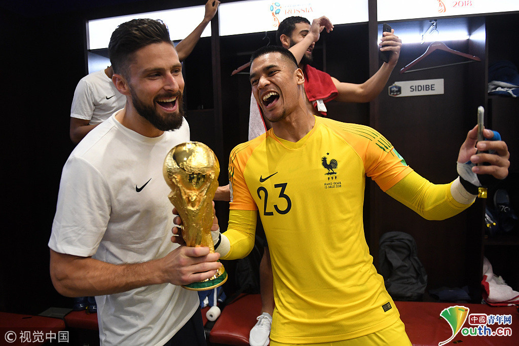 2018俄罗斯世界杯决赛:法国队夺冠 更衣室庆祝