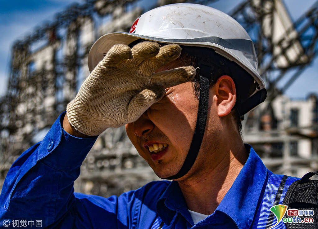 西安:为保地铁站清凉 90后维修工50℃高温下检