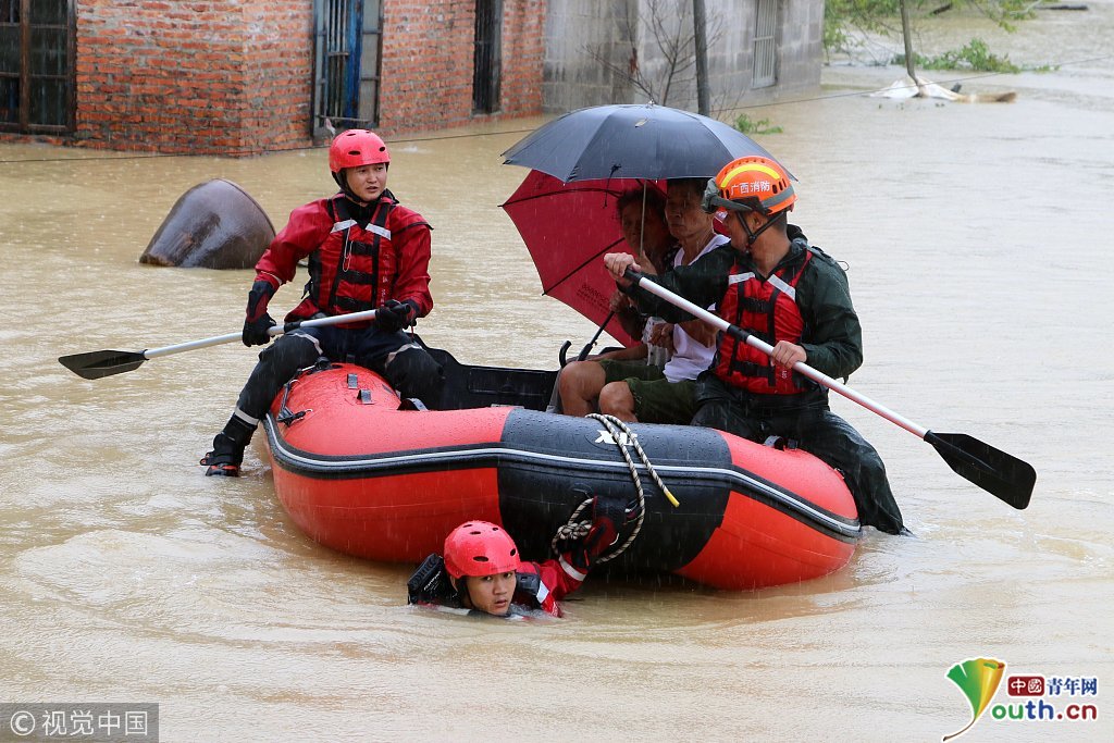 广西防城港一村庄被洪水围困 消防紧急转移疏