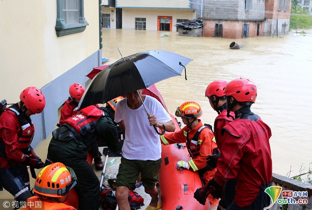 广西防城港一村庄被洪水围困 消防紧急转移疏