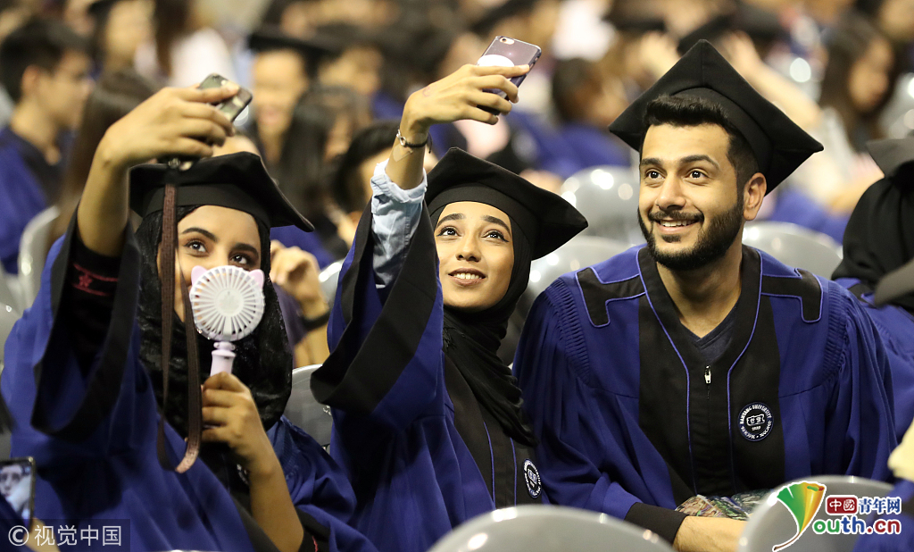 韩国汉阳大学举行夏季毕业典礼 留学生穿韩服