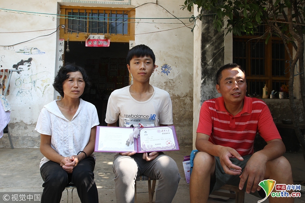 河南商丘:农家少年发着高烧考上清华 考完就找