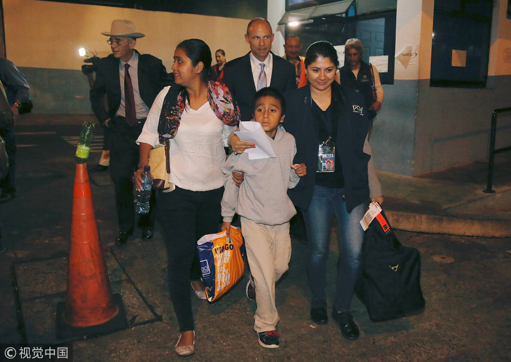 危地马拉:因美零容忍政策与家人分离小男孩遭