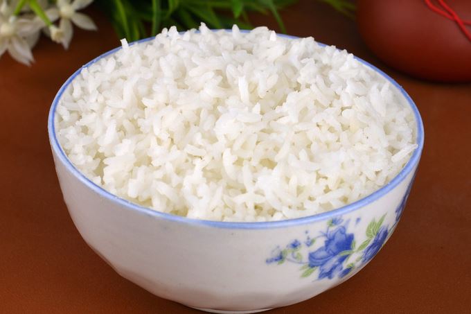 米饭蒸好后,挑些软糯,温热的米饭揉成团,然后把米饭团放在晒黑的地方