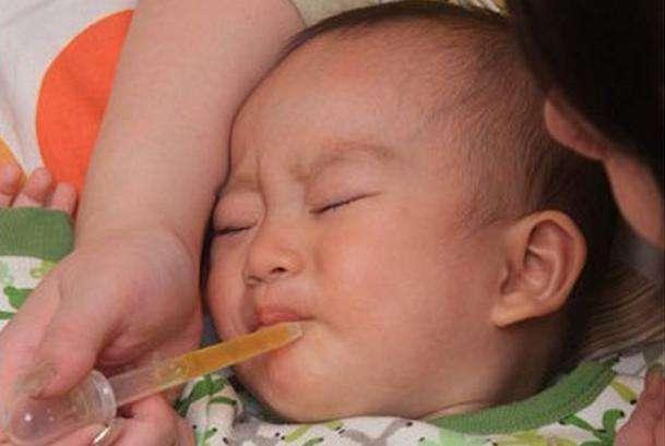 给宝宝喂药，灌哄骗，你觉得哪招更管用？