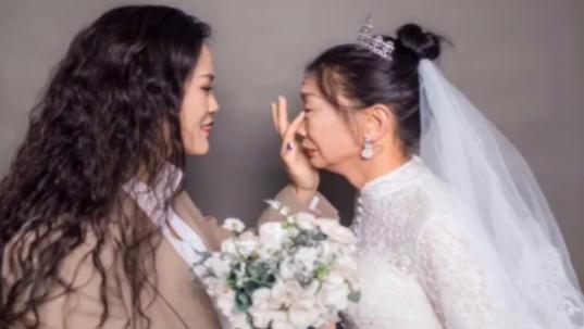感动全网！63岁母亲第一次穿上婚纱，新郎竟是自己女儿