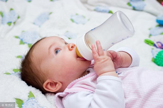 奶粉喂养大全：冲奶粉、挑选奶瓶和奶粉、喂奶姿势，18条注意事项