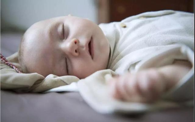 新手爸妈不用慌！宝宝出生后的第1年，需要注意的事项都在这