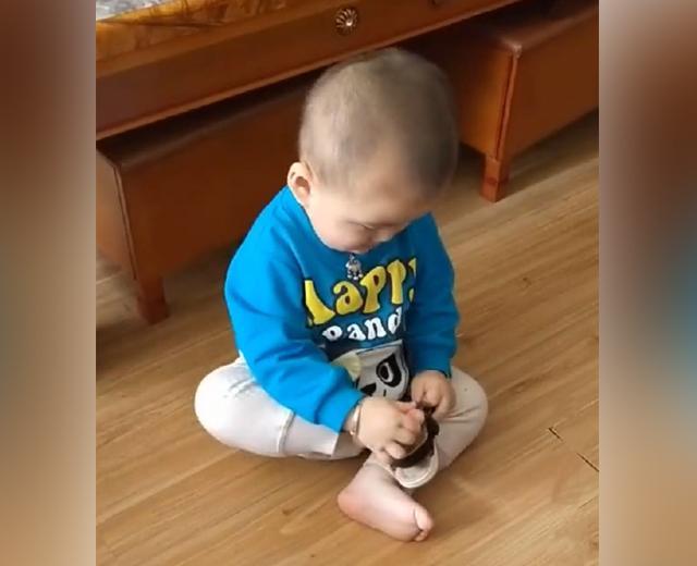 宝宝反拿鞋子穿鞋怎么也穿不上，跟妈妈告状说脚不听话，太可爱了