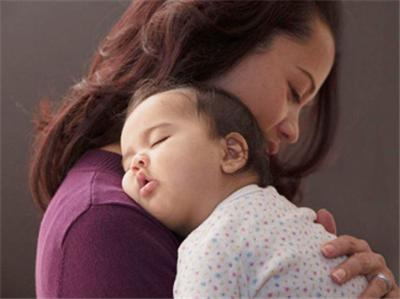 宝宝出生后谁第一个抱回家最好？医生：并不是妈妈，她们才最合适