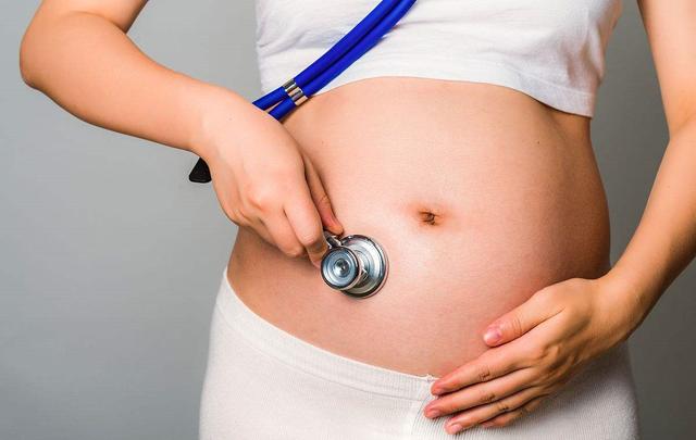 海南：二胎孕妈羊水早破脐带脱垂，白衣天使10分钟助平安分娩！