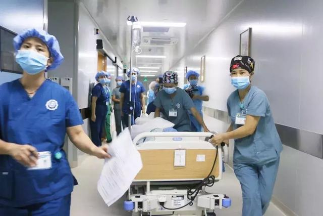 海南：二胎孕妈羊水早破脐带脱垂，白衣天使10分钟助平安分娩！