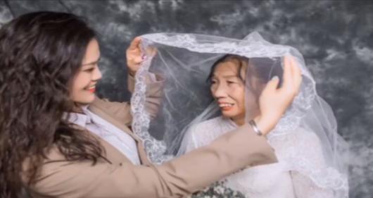 感动全网！63岁母亲第一次穿上婚纱，新郎竟是自己女儿