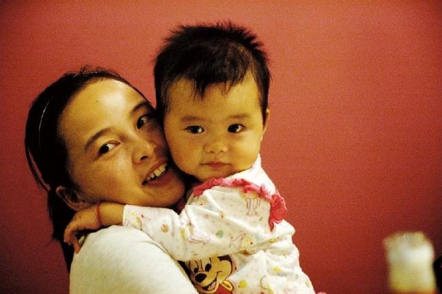 宝宝出生后谁第一个抱回家最好？医生：并不是妈妈，她们才最合适