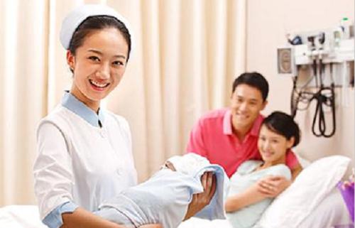 宝宝出生后，第一个抱他的人一定要重视，原因令人深思！