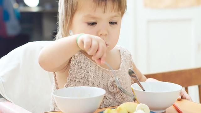 12~18个月是孩子独立吃饭的黄金期，妈妈可以这样培养！