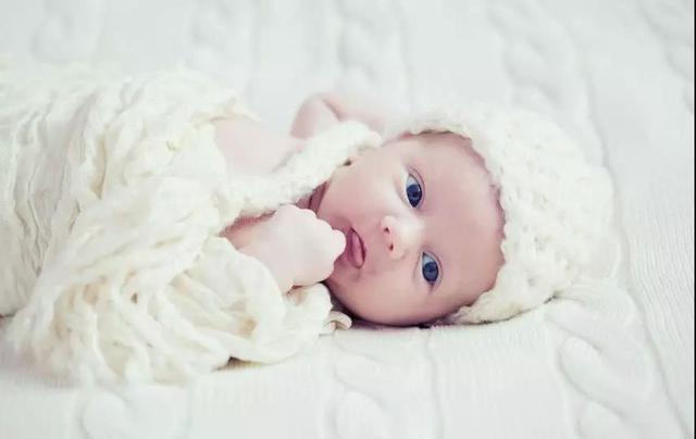 新手爸妈不用慌！宝宝出生后的第1年，需要注意的事项都在这