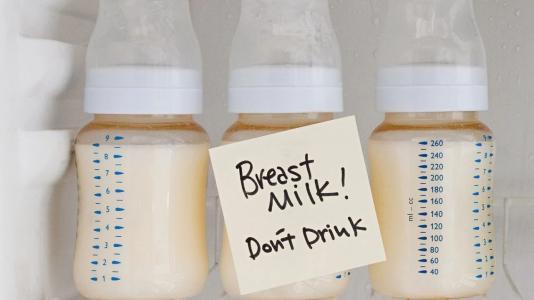 黄色，乳白色，母乳颜色跟营养有关吗？你的是什么颜色的？