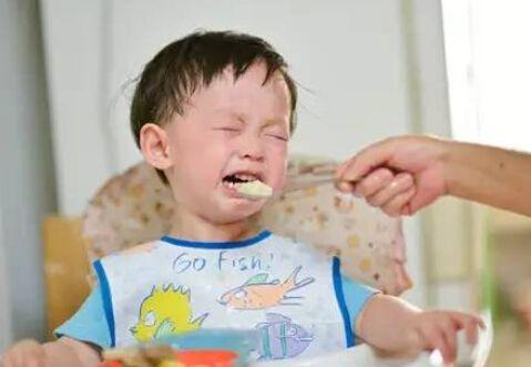 宝宝2岁了，断奶后就想着零食和牛奶，不爱吃饭怎么办？