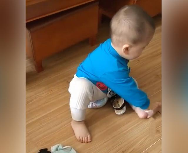 宝宝反拿鞋子穿鞋怎么也穿不上，跟妈妈告状说脚不听话，太可爱了