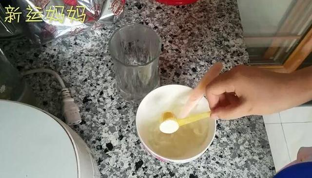婴儿米粉别光拿水冲！这3种黄金搭配，补铁补钙效果翻倍