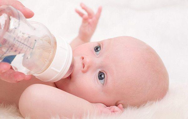 新手妈妈孩子这样给吃奶，自己舒服了，可能会使孩子受到伤害